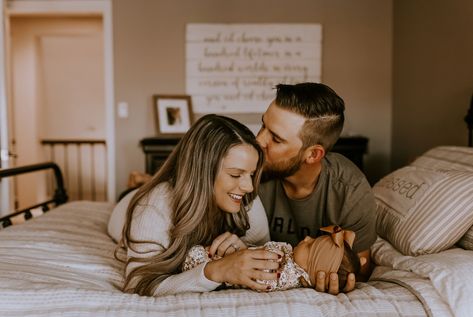 Cherish The First 6 Weeks Schedule, Newborn Family Pictures Bedroom, Newborn Photoshoot On Bed, Family Photoshoot Bedroom, Nursery Room Photoshoot, At Home Nursery Newborn Pictures, At Home Newborn Photoshoot Outfits, Newborn Family Photos Nursery, Newborn House Photography