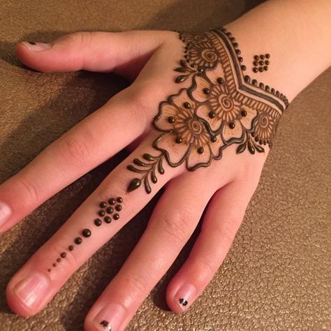 Small And Easy Mehendi Designs, Small Girl Mehndi Design, Small Mehendi Designs Simple, Mehendi Designs For Small Kids, Girls Mehandi Designs, Easy Hand Henna Designs For Beginners, Easy Mehandi Designs For Kids, Henna Designs For Small Hands, Small Kids Mehndi Designs