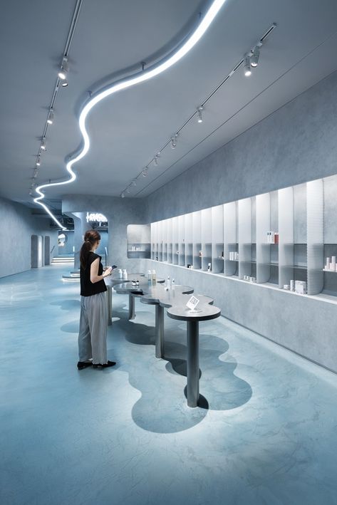 Blue Retail Design, Retail Store Ceiling Design, Retail Experience Design, Blue Flooring, Space Branding, Blue Ceiling, Retail Space Design, Retail Fixtures, Showroom Interior Design