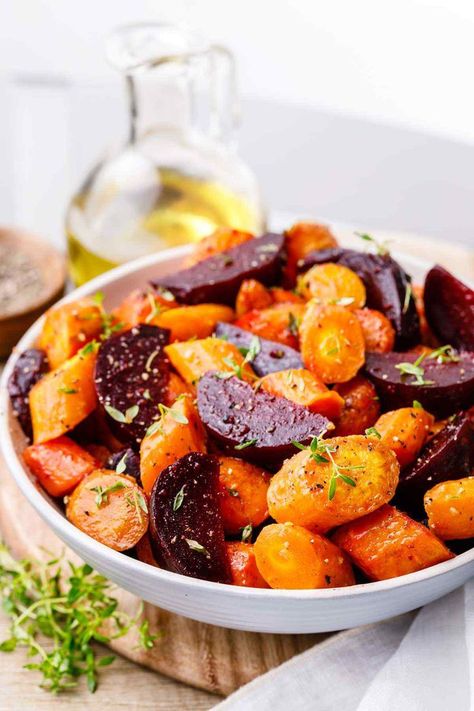 Sheet Pan Roasted Carrots and Beets (Easy Recipe) - Healthy Substitute Roasted Carrots And Beets, Pan Roasted Carrots, Carrots And Beets, Carrots In Oven, Roasted Beets And Carrots, Potatoes Healthy, Maple Roasted Carrots, Carrot Chips, Roasted Carrot