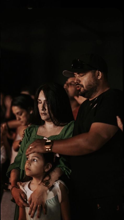 Church Couple Aesthetic, Pray Couple, Couple Worshipping Together, Couples Praying Together, Christian Family Aesthetic, Family Praying Together, Church Couple, Person Praying, Praying Couple