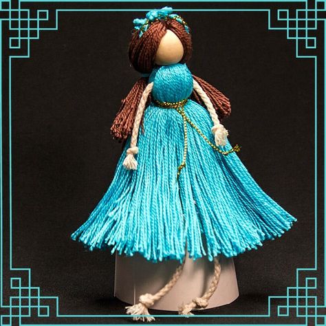 Dolls Made From Embroidery Floss, Bead Dolls Wooden, Embroidery Floss Dolls, Yarn Dolls How To Make, Diy Yarn Dolls How To Make, Wood Bead Doll, Paper Doll Making, Tassel Dolls, Diy Yarn Dolls