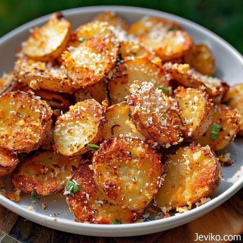 Crispy Crunchy Parmesan Potatoes Crispy New Potatoes Recipes, Parmesan Potatoes Recipes, Yummy Potatoes Recipes, Nibbler Potato Recipes, Crispy Potato Salad Recipe, Crunchy Side Dishes, Crispy Parmesan Potatoes Oven Baked, Perfect Roasted Potatoes, Small Yukon Gold Potato Recipes