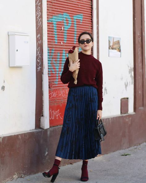 Street style women ideas. Maroon sweater and pleated navy blue skirt. How to wear socks and sandals idea. Perfect Springish street style idea. Fashion blogger @kenguristyle outfit. Maroon Skirt Outfit, Blue Pleated Skirt Outfit, Navy Blue Sweater Outfit, Navy Skirt Outfit, Pleated Midi Skirt Outfit, Midi Skirt Outfit Winter, Blue Sweater Outfit, Blue Skirt Outfits, Navy Pleated Skirt