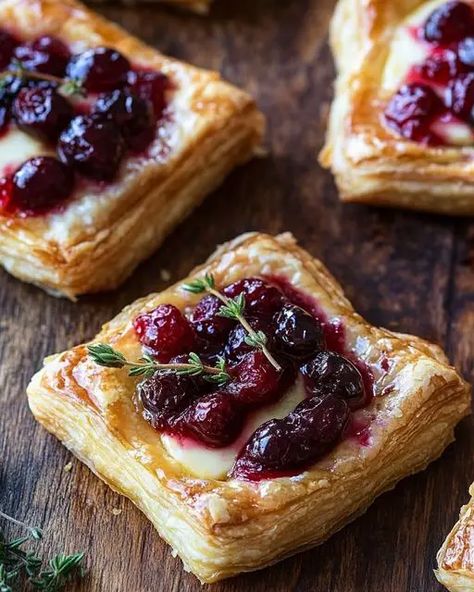 Cranberry Brie Puff Pastry Bites - Miarecipes Brie Cranberry Appetizer, Brie Bites Puff Pastry, Cranberry Brie Puff Pastry, Cranberry Appetizer, Puff Pastry Bites, Cranberry Bites, Pastry Bites, Brie Cranberry, Cranberry Tart