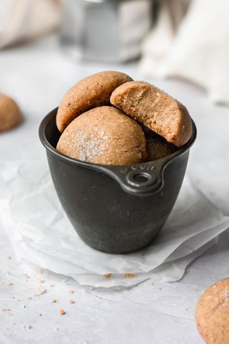 brown butter shortbread cookies topped with flakey sea salt in a cup Brown Butter Shortbread, Sea Salt Cookies, Butter Shortbread Cookies, Butter Shortbread, Chocolate Chip Shortbread Cookies, Food Chemistry, Butter Sugar Cookies, Brown Butter Cookies, Butter Crackers