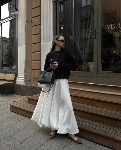 Style Maxi Skirt Fall, Maxi Bubble Skirt, Long Bubble Skirt Outfit, White Balloon Skirt Outfit, White Bubble Skirt, White Bubble Skirt Outfit, White Skirt Winter, Balloon Skirt Outfit, Bubble Skirt Outfit