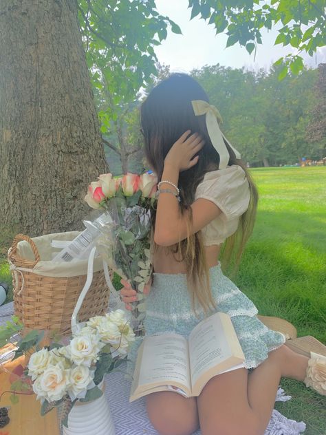 Aesthetic picture of Girl sitting on a picnic set up holding Flowers Cottagecore Field, Fairytale Cottagecore, Field Poses, Coquette Picnic, Old Money Coquette, Money Coquette, Outfit Picnic, Fit Aesthetic, Picnic Outfit