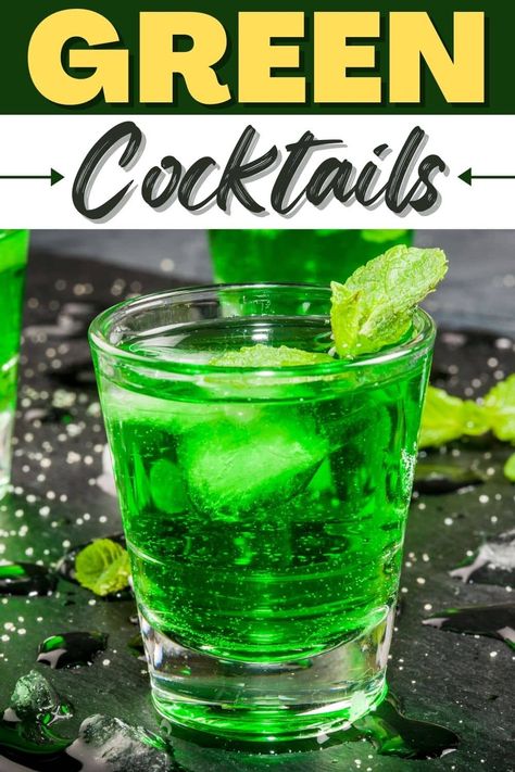 Green Cocktails Recipes, Green Alcoholic Drinks, St Patty's Day Drinks, Grinch Cocktail, Lime Martini, Blue Hawaii Cocktail, Cocktails Aesthetic, Green Cocktails, Green Alcohol