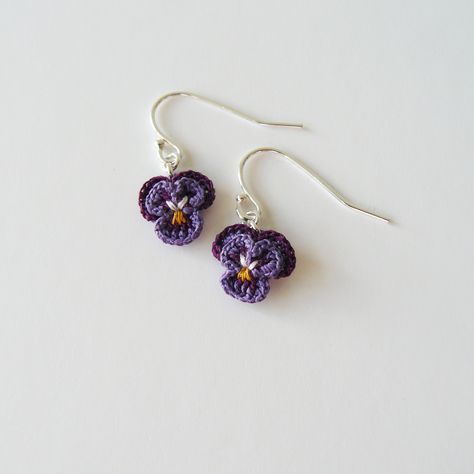 Crochet Pansy, Pansy Earrings, Embroidered Jewellery, Crocheted Earrings, Lace Skull, Beau Crochet, Crochet Bracelet Pattern, Earrings Crochet, Confection Au Crochet