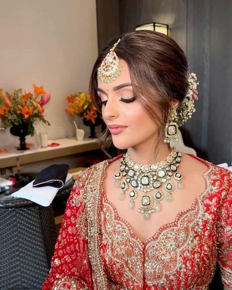 Instagram Bridal Hair Do Indian, Bridal Bun Indian Wedding, Indian Bride Hairstyle Bun, Dulhan Hairstyles Indian Bridal, Indian Bride Makeup Natural, Indian Bridal Hairdo, Bride Hairstyles Bun, Bride Makeup Indian, Indian Bridal Hairstyles Wedding