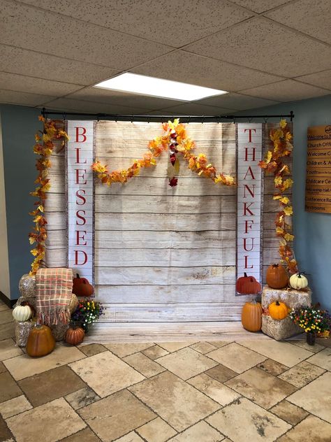 Thanksgiving Back Drop Decorations, Thanksgiving Backdrops For Pictures, Thanks Giving Backdrop Ideas, Fall Potluck Decoration Ideas, Harvest Festival Backdrop, Friends Giving Backdrop, Thanksgiving Office Decorations Ideas, Fall Photo Backdrop Diy Indoor, Harvest Backdrop Ideas