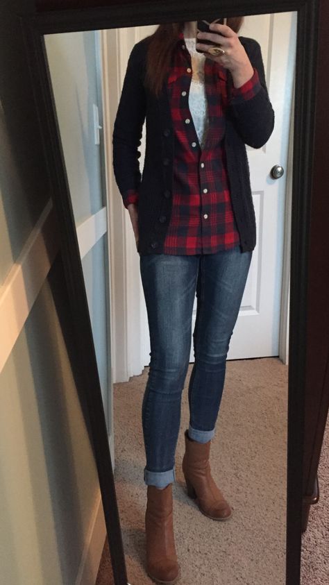 Navy cardi, navy & red flannel shirt, cream lace top, skinny jeans, short camel colored boots Buffalo Plaid Shirt Outfit, Red Plaid Shirt Outfit, Flannel Shirt Outfits, Red Flannel Outfit, Outfit Vestido Rojo, Fall Outfits Inspiration, Outfits With Red, Buffalo Plaid Outfit, Cute Flannel Outfits