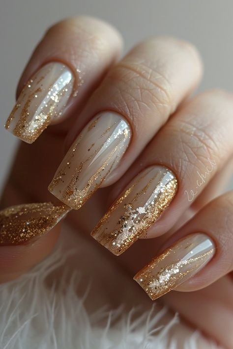 nail art Gold Colour Nail Art, Wedding Season Nails, Gold Elegant Nails, Nail Art Designs Gold, Gold Shimmer Nails, French Nails Gold, Champagne Gold Nails, Nails With Gold Design, Short Gold Nails