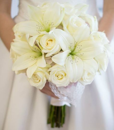 White lily and roses. Rose Lily Bouquet, Lily And Roses, Lily Bouquet, Rose Lily, White Lily, Ideas For Wedding, White Lilies, Glam Wedding, Bridal Bouquets