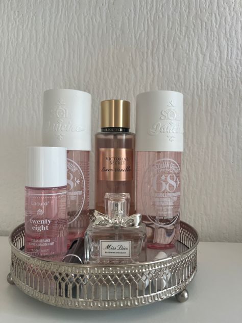 Classy Perfume, Profumo Victoria Secret, Koleksi Makeup, Koleksi Parfum, Perfume Organizer, Stile Blair Waldorf, Organizer Ideas, Perfume Organization, Dior Perfume