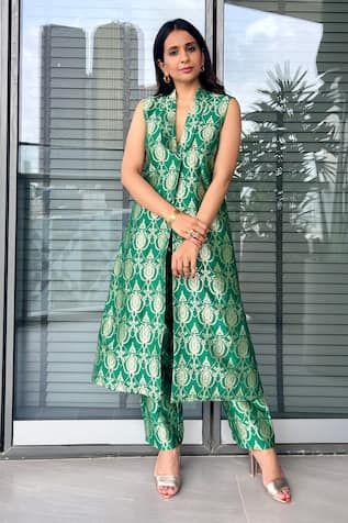 Buy Green Georgette Bandhani High Neck Basanti Tunic And Pant Set For Women by Itrh Online at Aza Fashions. Silk Kurti Designs, Brocade Jacket, Indo Western Dress, Brocade Dresses, Kurti Designs Party Wear, Kurta Designs Women, Designer Dresses Casual, Stylish Party Dresses, Party Wear Indian Dresses