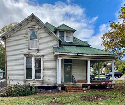 Farmhouse Renovation Exterior, Old Farmhouse Renovation, American House Style, Farmhouse Build, Farmhouse Lifestyle, Farmhouse Pictures, American Farmhouse Style, Project House, Farmhouse Renovation