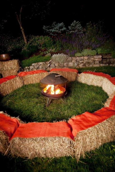 30+ Fabulous Outdoor Decorating Ideas to Host a Fall Party Ceremony Circle, Funny Vine, Bonfire Party, Harvest Party, Fall Party, Backyard Party, Ideas Party, Outdoor Party, Outdoor Fire