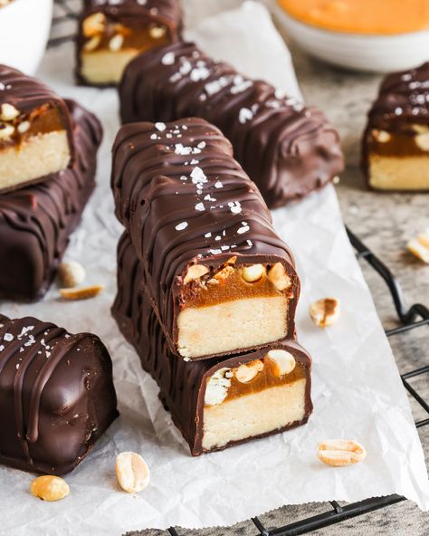 Healthier Copycat Snickers Bars - Colorful Superfoodie Snickers Slice, Snickers Bars Recipe, Snickers Recipe, Almond Joy Bars, Homemade Candy Bars, Raw Almond Butter, Healthy Candy, Homemade Snickers, Snickers Bar