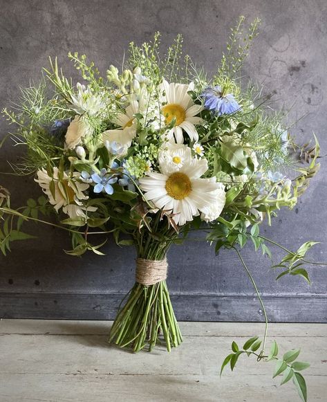 Wedding Flowers Greenery And White, French Style Bouquet, English Country Wedding Flowers, Country Garden Wedding Flowers, Cavalier Wedding, Cottage Bouquet, Tasteful Wedding, Natural Wedding Flowers, Wildflower Bridal Bouquets