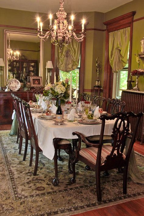 Modern Victorian Dining Room, Old Victorian Homes Interior, Victorian Style Interior, Vintage House Interior, Old Mansions Interior, Brick Mansions, Old Style House, Manor Interior, Victorian Room