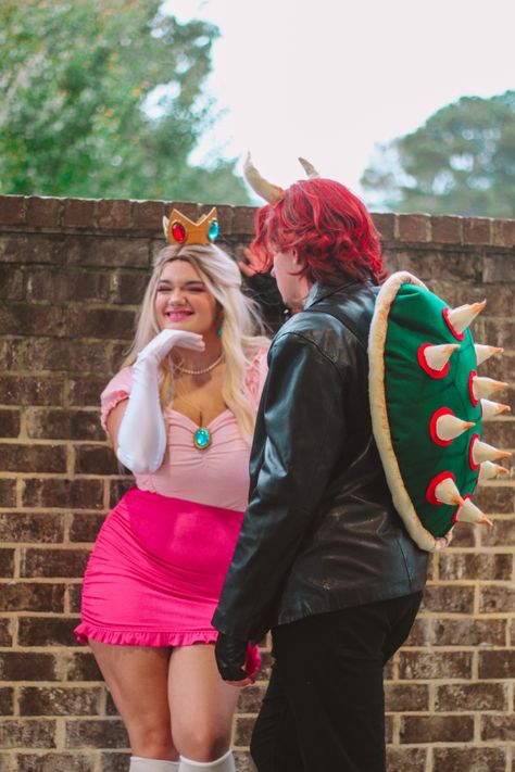 Bowser Outfit, Diy Princess Peach Costume, Bowser Halloween Costume, Costume Diy Ideas, Princesa Peach Cosplay, Mario Costume Diy, Princess Peach Costume Diy, Peach And Bowser, Princess Peach Halloween Costume