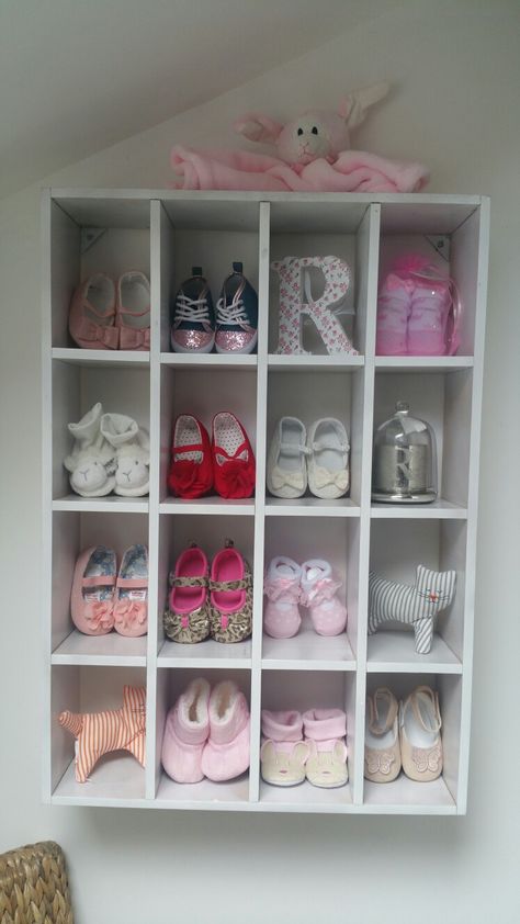 Baby Shoe Rack, Baby Shoe Organization, Ladder Diy, Baby Shoes Diy, Baby Routine, Diy Shoe Rack, Baby Room Organization, Boy Rooms