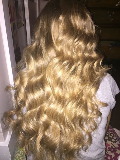 Long Blonde Curly Hair, Rambut Brunette, Blonde Wavy Hair, Vacation Hairstyles, Golden Blonde Hair, Blonde Curly Hair, Dirty Blonde Hair, Honey Blonde Hair, Strawberry Blonde Hair