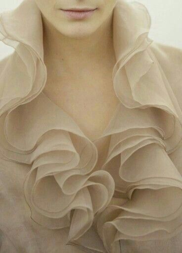 ♡ Detail Couture, Haute Couture Details, Valentino Haute Couture, Couture Details, Looks Street Style, Shades Of Beige, Fashion Details, Beautiful Outfits, Ruffles