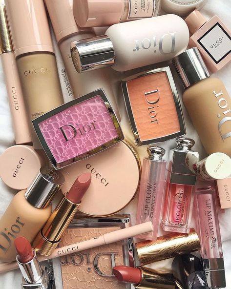 𝓜. on Twitter: "Dior makeup is so aesthetically pleasing.💗… " Boho Makeup, Luxury Cosmetics, Makeup Aesthetic, Dior Makeup, Trendy Makeup, Vintage Makeup, Luxury Makeup, Baddie Makeup, Grunge Makeup