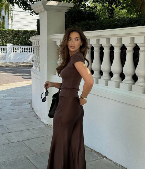 Silky Elegant Dress, Brown Midi Skirt Outfit Fall, Silk Button Down Dress Outfit, Maxi Skirt Outfit Dressy, Maxi Skirt Classy Outfit, Classy Midi Skirt Outfits, Casual Elegant Outfits Autumn, Wine Mom Outfit, Dark Brown Aesthetic Outfit