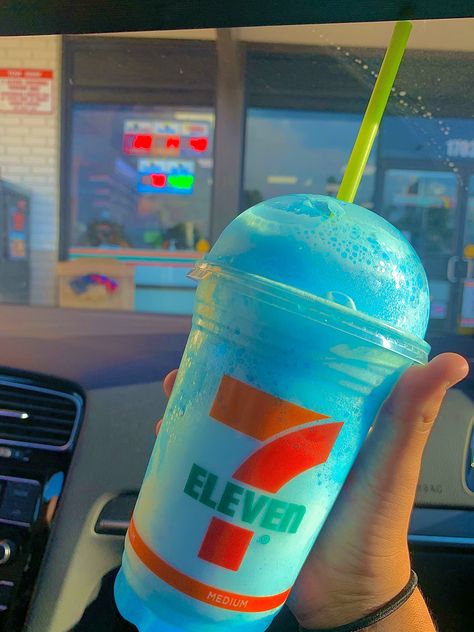 blue raspberry slurpee 🦋 #indiekidfilter #seveneleven #711 Essen, Icee Slushie Aesthetic, Candy Drinks, Smoothie Drink Recipes, Diy Drinks, Junk Food Snacks, Kushina Uzumaki, 7 Eleven, Pretty Drinks