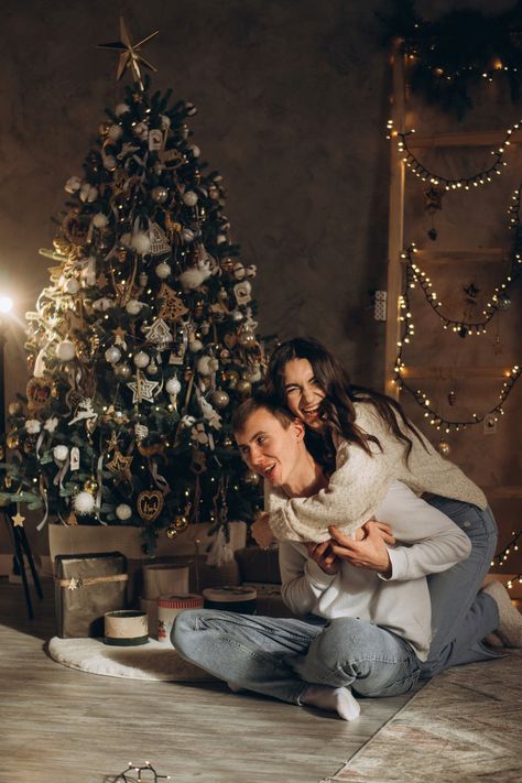 New Year Photoshoot Ideas Couple, New Year Photoshoot Couple, Xmas Couple Photoshoot, Couple Christmas Pictures Outfits, Holiday Photoshoot Couple, Christmas Tree Couple Pictures Indoor, In Home Christmas Photoshoot Couple, At Home Christmas Photoshoot Couple, Couple Christmas Pictures At Home