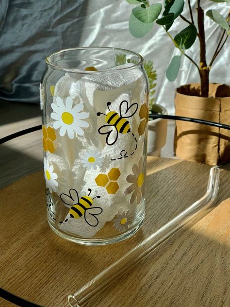 Beer Glass Design, Glass Iced Coffee Cup, Glass Tumbler Design, Painting Glass Jars, Idee Cricut, Cute Coffee Cups, Glass Painting Designs, Glass Bottle Diy, Diy Glass Bottle Crafts