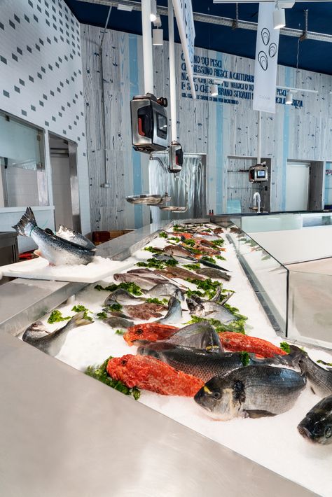 Fresh Fish Display, Fish Display, Mykonos Restaurant, Seafood Store, Fish Gallery, Supermarket Design, Italy Pictures, Seafood Market, Boutique Interior Design