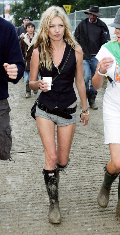 2013 | 10 Kate Moss Glastonbury Looks That Defined Festival Fashion | British Vogue Look Da Festival, Glastonbury Fashion, Jamie Hince, Lollapalooza Outfit, Coachella 2024, Hunter Wellies, Boho Chique, Look Festival, Virtual Wardrobe