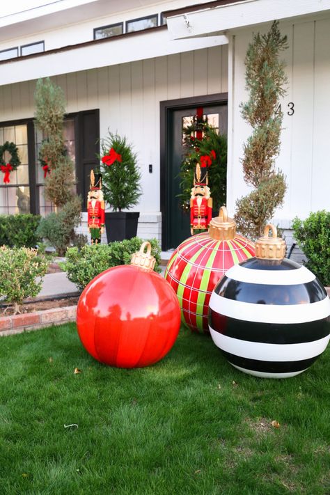 Outdoor Christmas Diy, Outside Christmas Decorations, Christmas Yard Decorations, Christmas Decorations Diy Outdoor, Christmas Yard, Christmas Garden, Outdoor Holiday Decor, Christmas Porch, Decor Minimalist