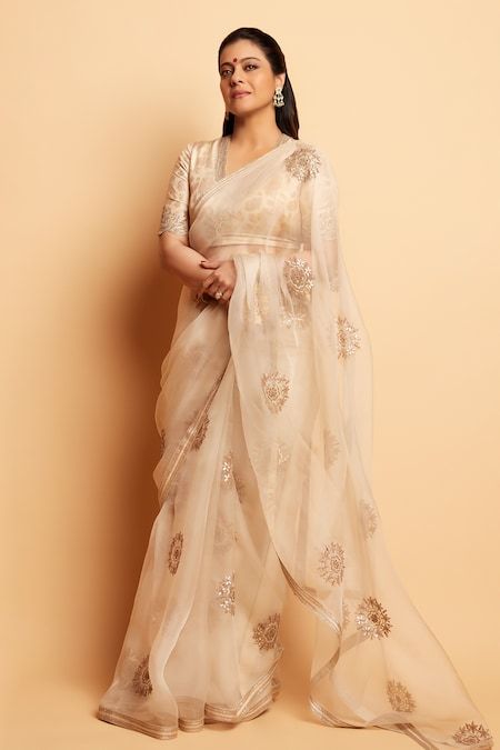 Buy Ivory Organza Embroidery Floral Swerve Inaaya Saree For Women by Lajjoo C Online at Aza Fashions. Organza Saree Blouse Designs, Holi Colours, Kajol Devgan, Fancy Embroidery, Diwali Dresses, Buy Designer Sarees Online, Party Sarees, Simple Sarees, Organza Sarees