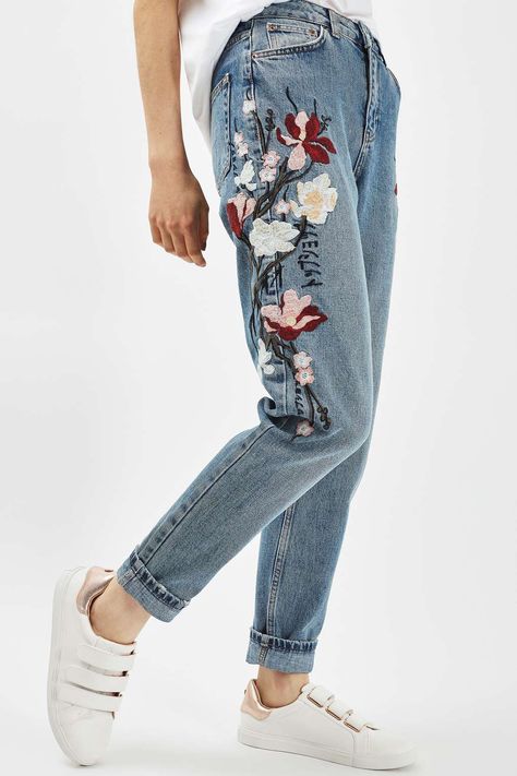 Carousel Image 4 Embroidered Mom Jeans, Topshop Mom Jeans, Denim Outfits, Floral Jeans, Outfit Jeans, Fashion Weeks, Embroidered Jeans, Mode Inspiration, Outfit Casual