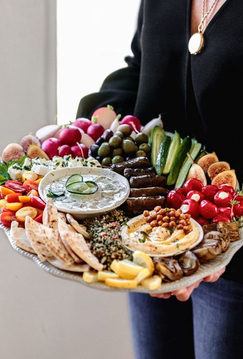 Mediterranean Mezze Board, Mediterranean Charcuterie Boards, Greek Themed Charcuterie Board, Turkish Mezze Platter Ideas, Mediterranean Buffet Table, Mediterranean Grazing Board, Mediterranean Platter Ideas, Mediterranean Food Board, Mediterranean Board Ideas