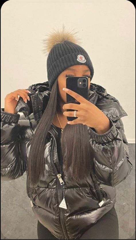 Moncler Beanie Outfit, Black Nails Christmas, Moncler Jacket Women Outfit, Ootd Jogging, Big Outfits, Mode Au Ski, Winter Inspo Outfits, Winter Outfits Black, Cute Chill Outfits