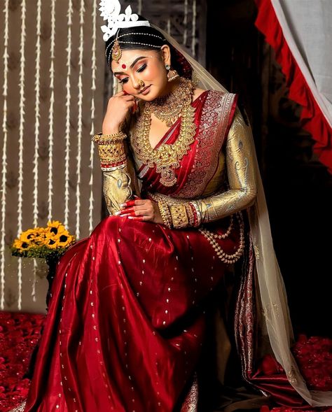 12+ Bengali Brides That Are Absolutely Stunning! - SetMyWed Bengali Sabeki Bridal Look, Dusky Bengali Bride, Bengali Wedding Decor, Benarasi Saree Bengali, Modern Bengali Bride, Red Saree Bridal Look, Bengali Bride Saree, Bengali Bride Traditional Look, Bengali Wedding Saree