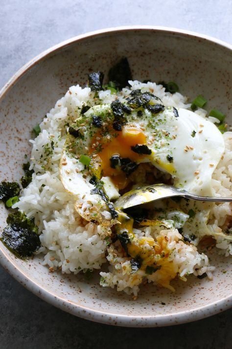 How To Make Gyeran Bap (Korean Rice with Egg). So easy to make and so delicious! Sprinkle some furikake over the top, and mix in the egg! Korean Rice And Egg, Korean Egg Rice, Gyeran Bap, Rice With Egg, Asian Breakfast, Korean Rice, Bulgogi, Asian Dishes, An Egg