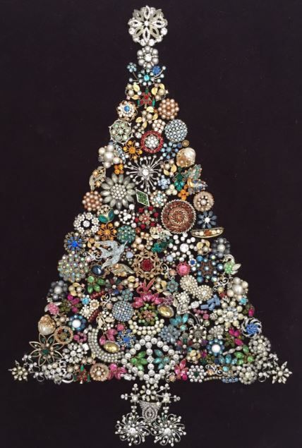 Vintage Rhinestone Jeweled Christmas Tree Collage Art * Brooches, Pins, Earrings, Bits & Baubles * DIY Inspiration * Perfect framed wall art or memory piece to display jewelry of a loved one that has passed. Tree Collage Art, Jewelry Snowman, Christmas Tree Collage, Sister Nancy, Jewerly Display, Brooch Display, Jewelry Collage, Jewelry Trees, Jewerly Art