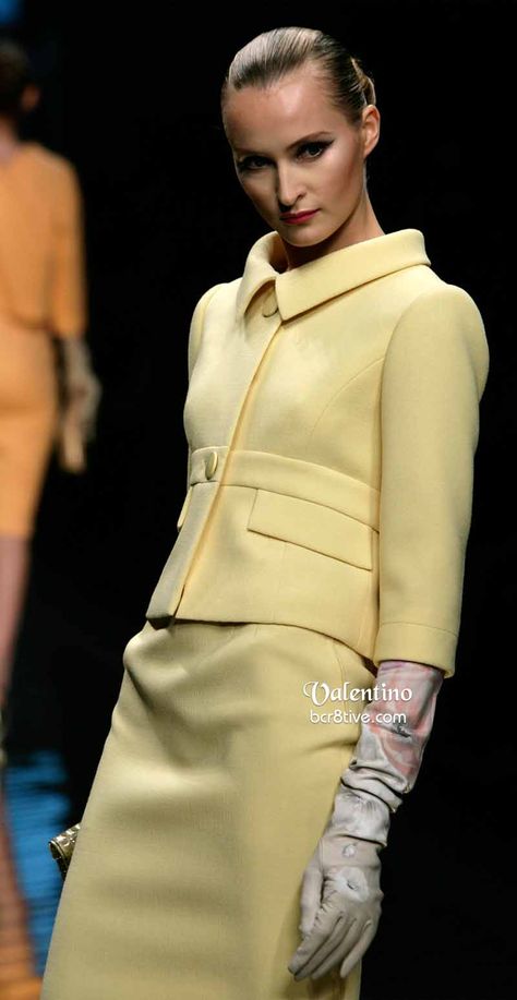 Valentino Details Valentino Collection, Yellow Suit, Convertible Collar, Mode Chanel, Valentino Couture, Chanel Jacket, Stil Elegant, Soft Red, Chanel Fashion