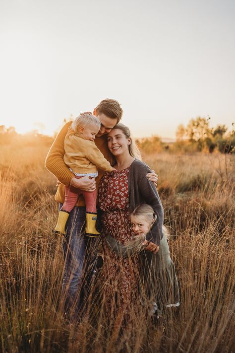 Family Sunset Photoshoot, Sunset Family Photoshoot, Family Of 5 Photoshoot, Sunset Family Photos, Fam Photos, Family Photoshoots, Outdoor Couple, Sunset Session, Autumn Lights