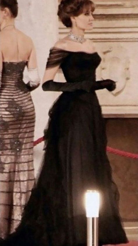 Ball Gown Black, Off The Shoulder Prom Dresses, Black Birthday Party, Vintage Ball Gown, Birthday Party Dresses, Vintage Ball Gowns, Hogwarts Dr, Dresses Off The Shoulder, Prom Dress Inspo