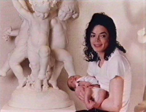 Holding newborn Prince Prince Jackson, Mj Kids, Hee Man, Michael Jackson Wallpaper, Photos Of Michael Jackson, Michael Love, Baby Prince, Michael Jackson Pics, King Of Music