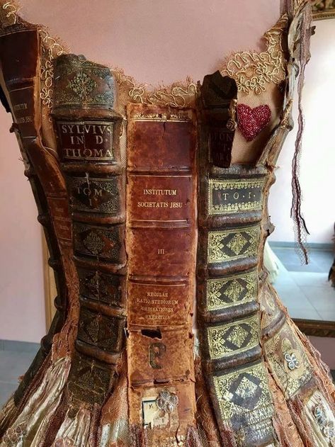 Dress made from book spines. Made by French designer Sylvie Facon. - fashion post - Imgur Moda Steampunk, Mode Steampunk, Steampunk Tendencies, Book Dress, Vintage Book Covers, 다크 판타지, Steampunk Costume, Mix Media, Old Books